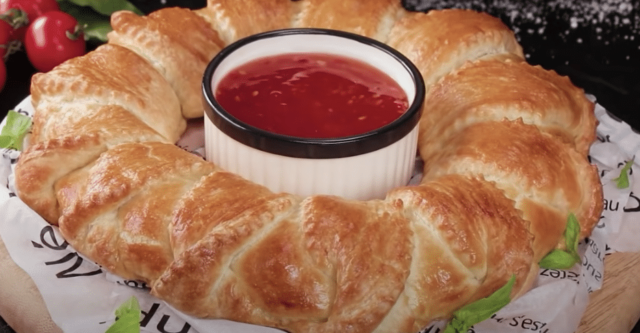 neodolatelný slaný věnec plněný šunkou, sýrem a vejcem – snadná a rychlá příprava!