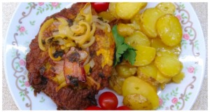 Obrácené vepřové řízky se slaninou: Recept na šťavnatý oběd z jednoho pekáče s brambory obrácené řízky z vepřového masa se slaninou