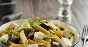 Jednoduché vegetariánské těstoviny – Penne s lilkem a feta sýrem jednoduché vegetariánské těstoviny – penne s lilkem a feta sýrem
