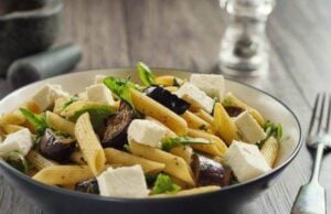 jednoduché vegetariánské těstoviny – penne s lilkem a feta sýrem