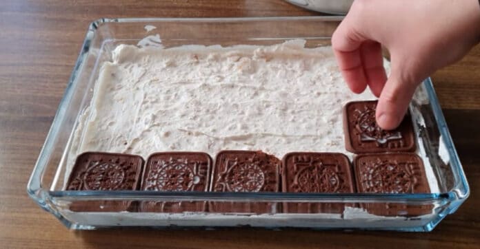 sušenkový dort s vynikajícím krémem a čokoládovou polevou – rychle připravené