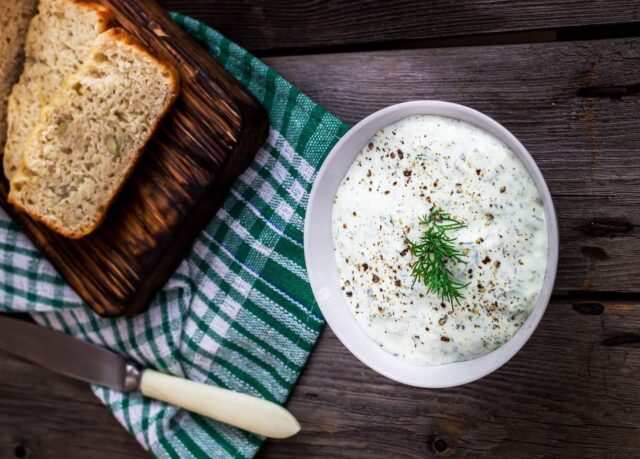 svěží koprová pomazánka s tvarohem, jako stvořená k čerstvému chlebu!