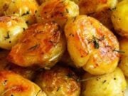 vynikající česnekové brambory pečené v troubě – Úžasná chuť a rychlá příprava