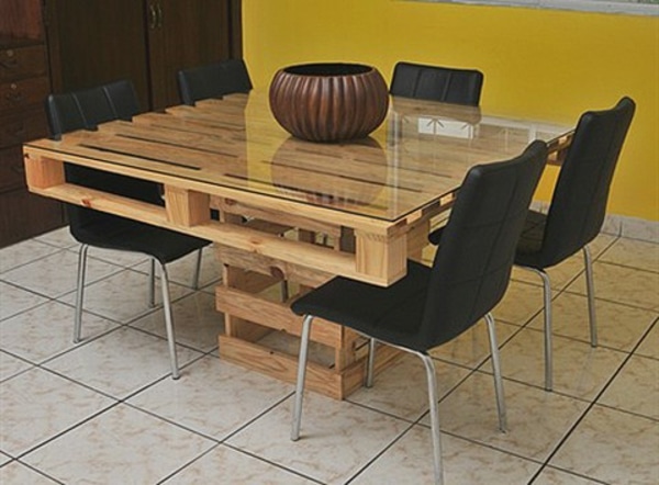 využijte dřevěné palety při výrobě vysokého nebo jídelního stolu – výsledek je úžasný