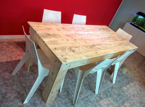 využijte dřevěné palety při výrobě vysokého nebo jídelního stolu – výsledek je úžasný