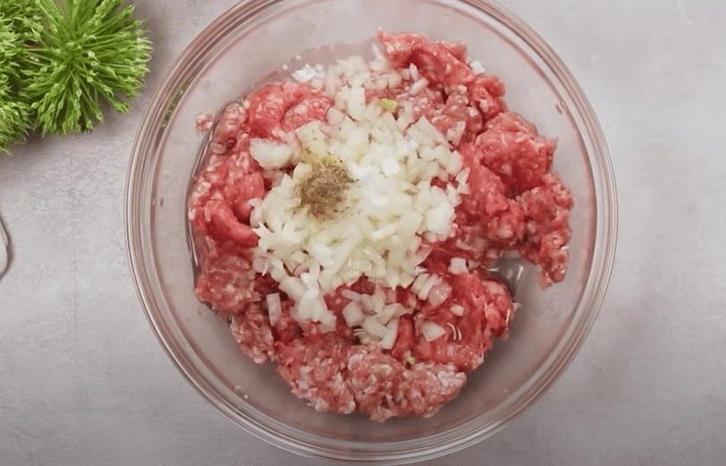 vyzkoušejte toto mleté maso obalené v listovém těstíčku – inspirace na skvělé pohoštění!