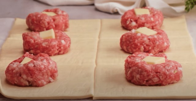 vyzkoušejte toto mleté maso obalené v listovém těstíčku – inspirace na skvělé pohoštění!