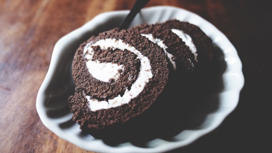jednoduchá kakaová roláda – vděčný a jednoduchý dezert, naplněný našlehanou smetanou!