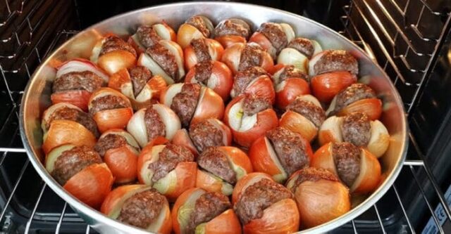 zapečené cibulky plněné mletým masem – recept, který stojí za vyzkoušení