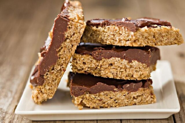 zdravé rychlé ovesné řezy s čokoládou bez cukru, bez pečení a bez výčitek!
