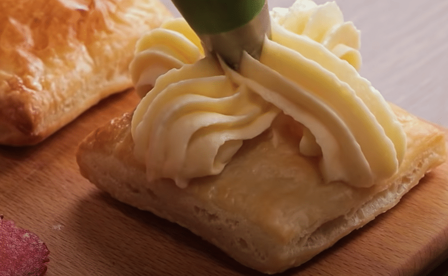 recept na výborné krémové taštičky s jahodami – snadná a rychlá příprava!