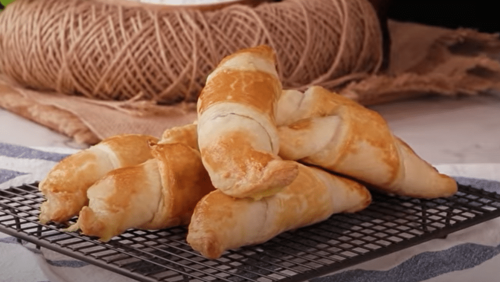 domácí slané croissanty, plněné šunkou a sýrem: připraveno téměř bez práce!