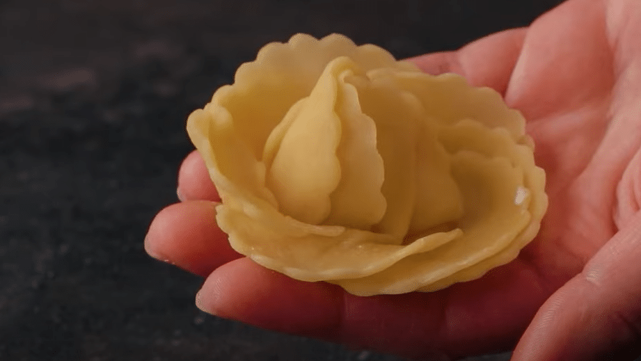 vláčné, smažené a nadýchané máslové sušenky ve tvaru květiny – vyzkoušejte tuto jednoduchou dobrotu!