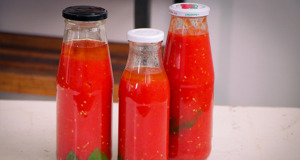Žádné vaření! Aromatická a pikantní rajčatová omáčka s česnekem a chilli papričkami pikantní rajčatová omáčka připravená bez vaření (na zimu). skvělá plechovka plná vitamínů!