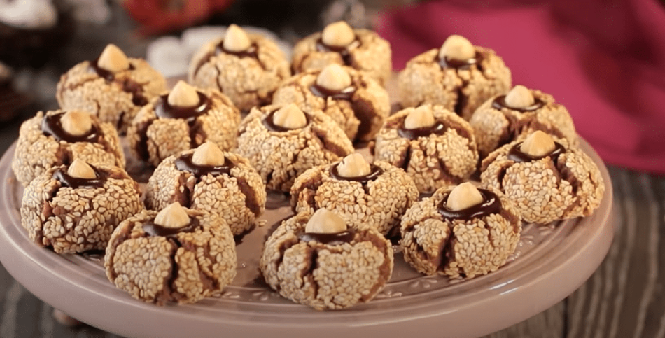 připravte si tyto delikátní čokoládové sušenky se sezamem a mandlemi!