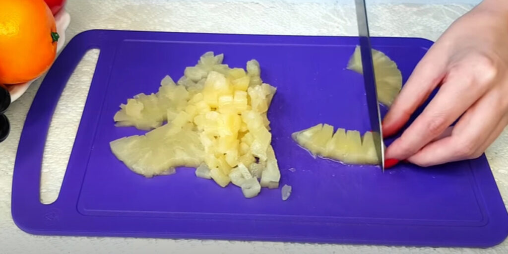 Neobvyklý kuřecí salát s ananasem a cornflakes