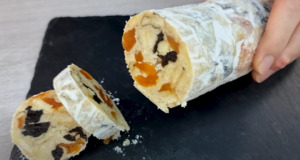 Rychlý nepečený dezert pro každou příležitost – aromatický a velmi chutný sušenkový „salám“ se sušeným ovocem Nepečený sušenkový "salám" se sušeným ovocem