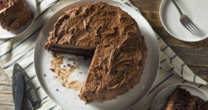 Andělský čokoládový dort, úžasně svěží díky zakysané smetaně! Andělský čokoládový dort! Lahodný, jemný čokoládový dort