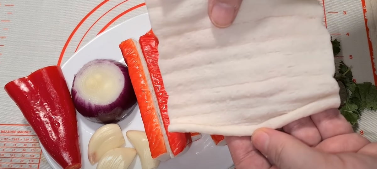 Marinované surimi tyčinky s česnekem a sójovou omáčkou. Skvělý předkrm ke slavnostnímu jídlu! Jak úžasně vypadá, tak úžasně i chutná