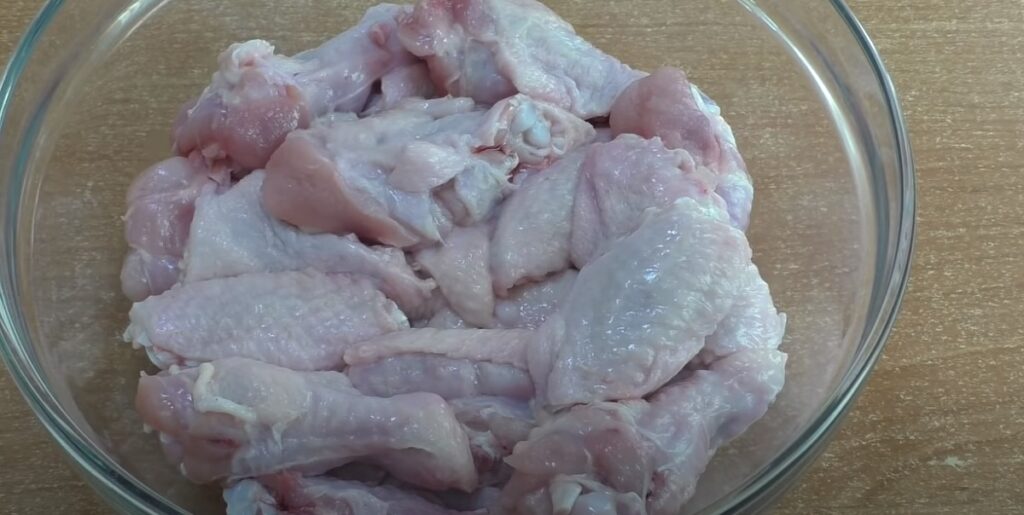 Recept na nejchutnější křupavá kuřecí křídla se sójovou omáčkou a medem 