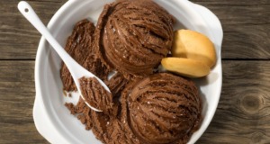 Banánovo-čokoládový sorbet – netradiční, ale o to krémovější Banánovo-čokoládový sorbet! Malí i velcí si ho zamilují