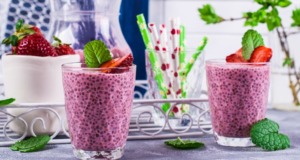 Borůvkový chia pudink s jahodami – potřebujete jen 5 ingrediencí Borůvkový chia pudink s jahodami