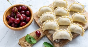 Domácí bramborové pirožky s třešněmi Domácí bramborové pirožky s třešněmi