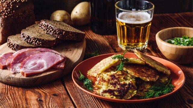 Bramborové placky s uzeným masem a kroupami