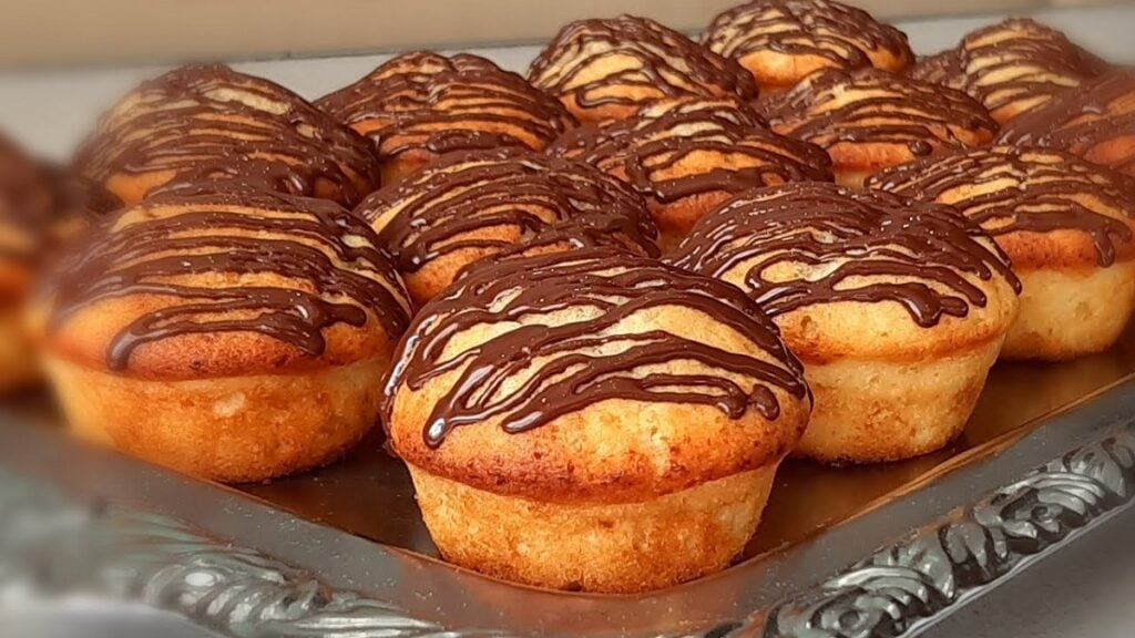 Nejlepší recept! Měkké muffiny z tvarohového těsta s čokoládovou polevou 