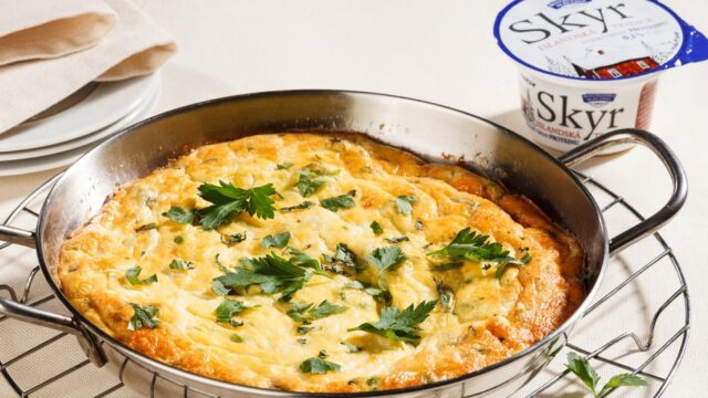 Chutná, lahodná, vynikajíci, bylinková frittata s hráškem