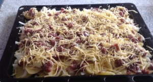 Brambory s mletým masem pečené v troubě – rychlý recept z jednoho plechu
