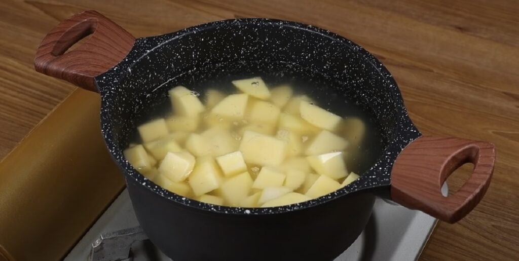 Ideální recept na jednoduchou a snadnou večeři! Nikoho nenechá lhostejným! Pečené brambory se šunkou a bílou omáčkou!