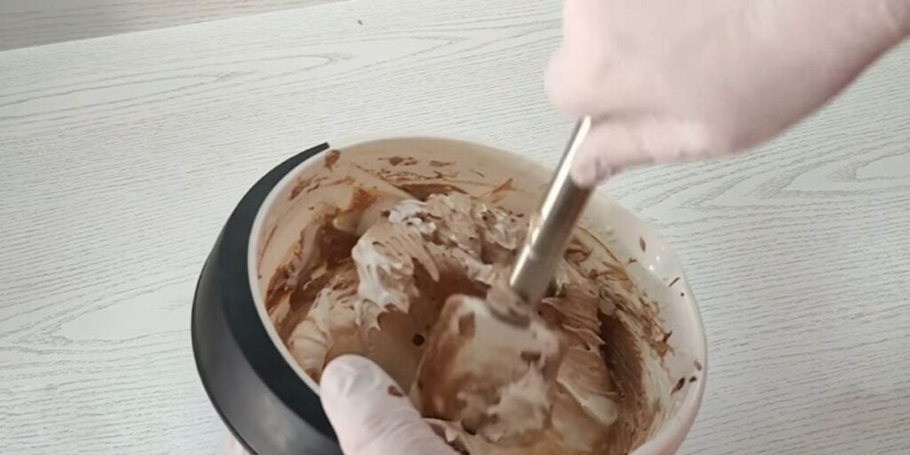 Nejjednodušší čokoládový krém na dorty a cupcakes z pouhých 3 ingrediencí!