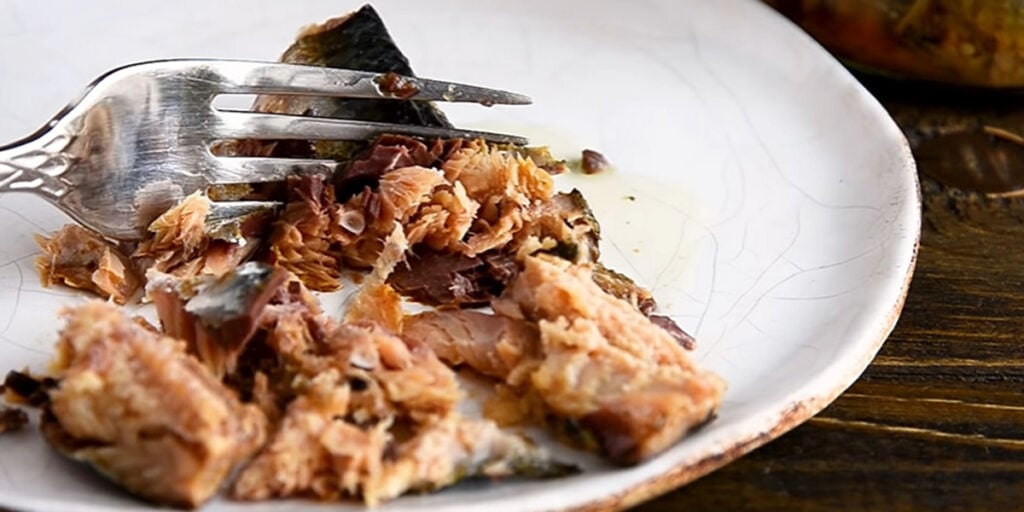 Jednoduchý a chutný recept na konzervované ryby v oleji - ideální do salátů!