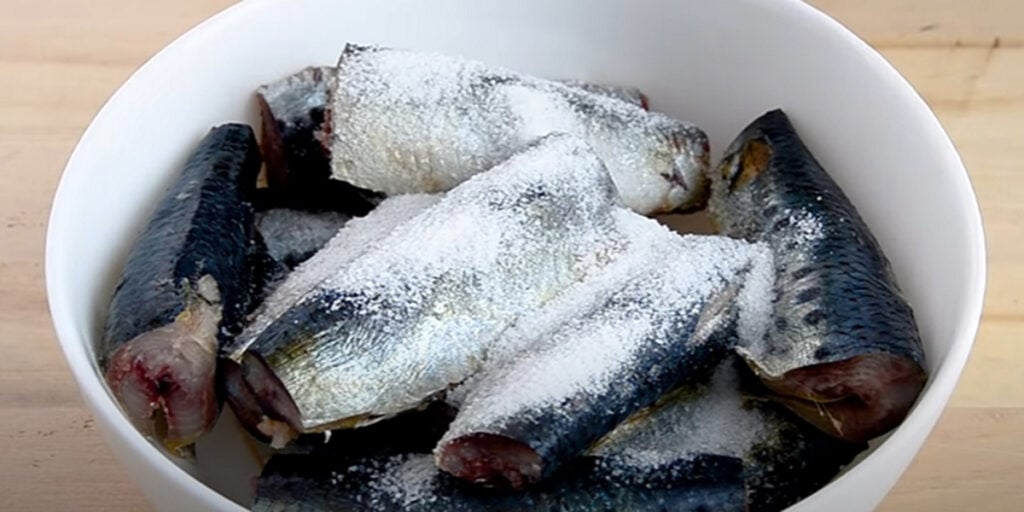 Jednoduchý a chutný recept na konzervované ryby v oleji - ideální do salátů!
