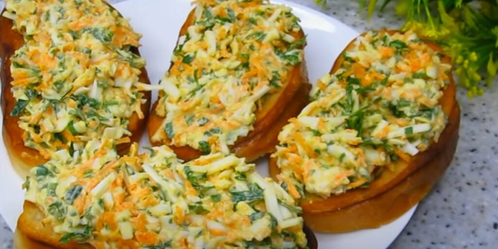 Slavnostní toasty s mrkvovo-sýrovou pomazánkou