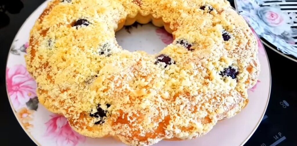 Ten nejlepší domácí recept! Měkká a nadýchaná bábovka s třešněmi a posypkou