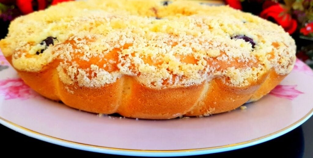 Ten nejlepší domácí recept! Měkká a nadýchaná bábovka s třešněmi a posypkou