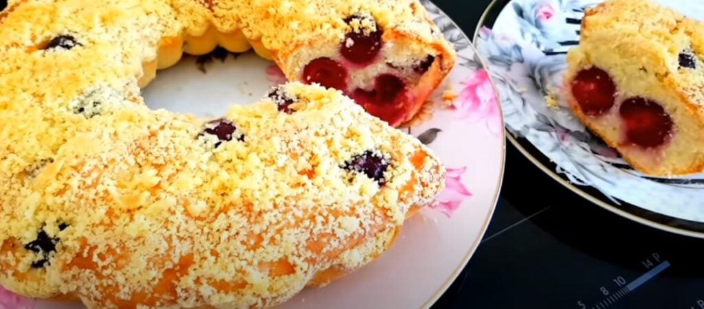 Ten nejlepší domácí recept! Měkká a nadýchaná bábovka s třešněmi a posypkou