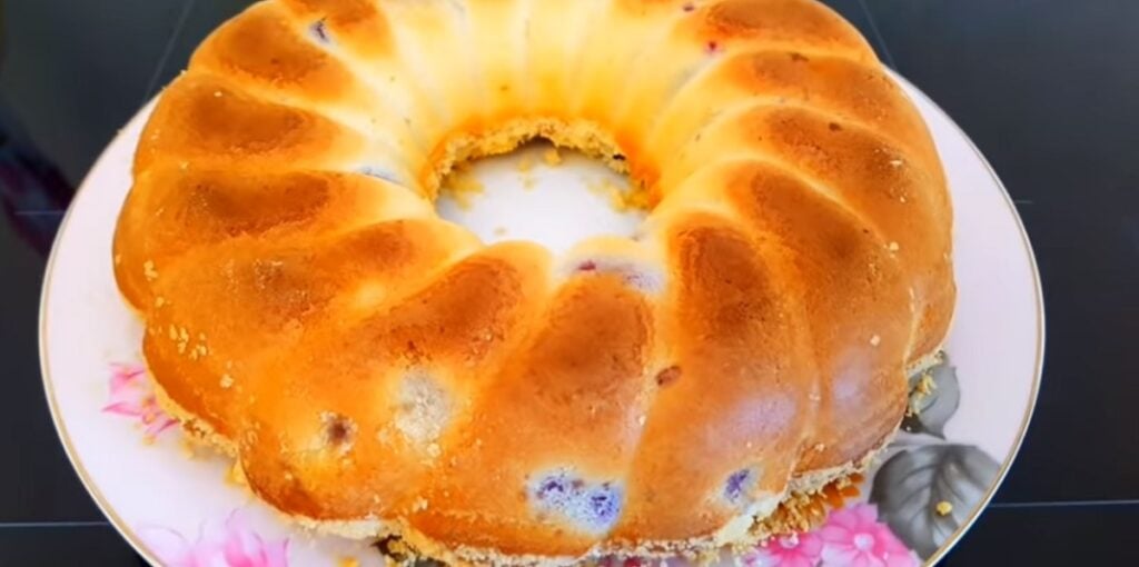 Ten nejlepší domácí recept! Měkká a nadýchaná bábovka s třešněmi a posypkou