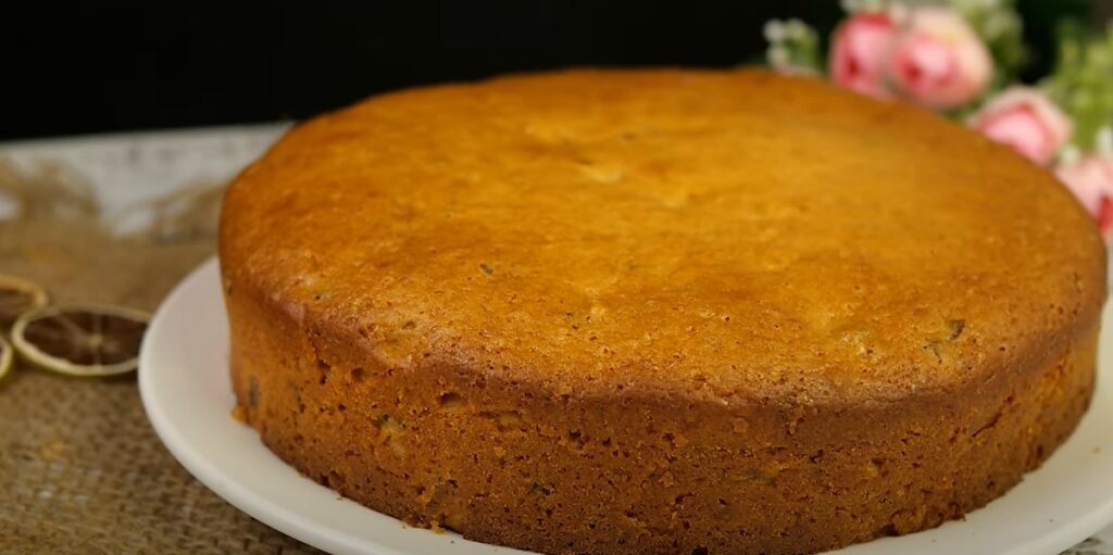 Měkký, nadýchaný a chutný tvarohový koláč pro postní dny a období - stačí vše smíchat a těsto vložit do trouby. Po vyjmutí z trouby počkejte až trochu vychladne a s chutí se do něj pusťte
