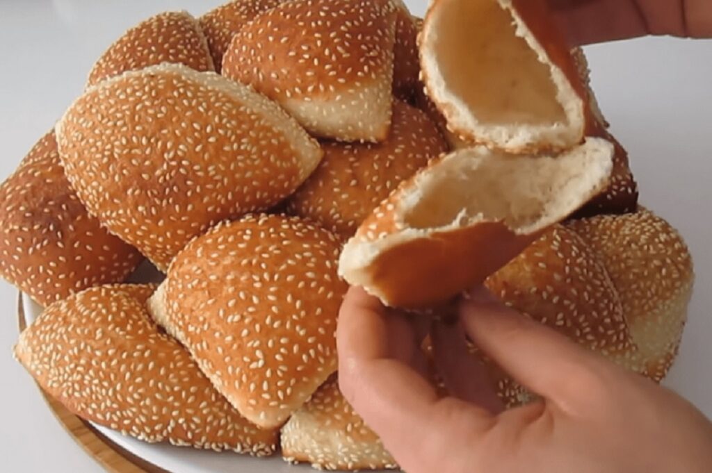 Chifle-cu-susan-1 Superrychlé vykynuté sezamové buchty. Těsto jednoduše rozválejte a vytvarujte je!