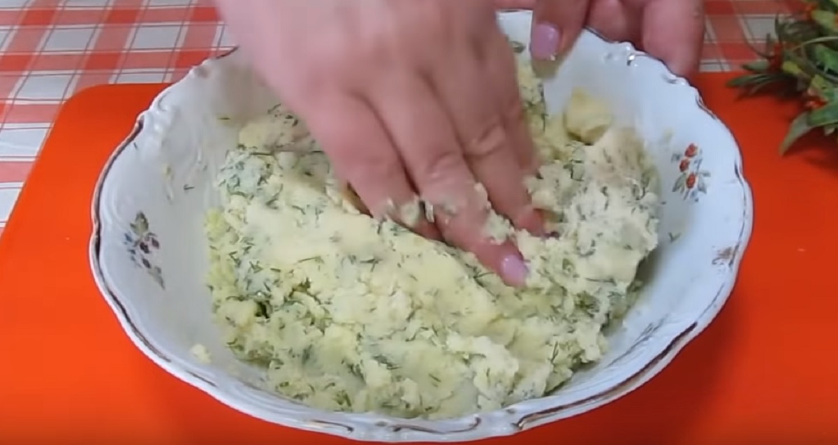 masové karbanátky se sýrem obalené v bramborách