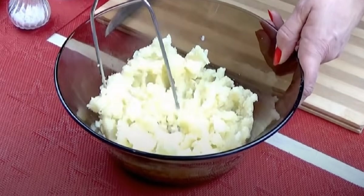 Pokud máte brambory, připravte si tento lahodný pokrm! Večeře bude hotová za pár minut!