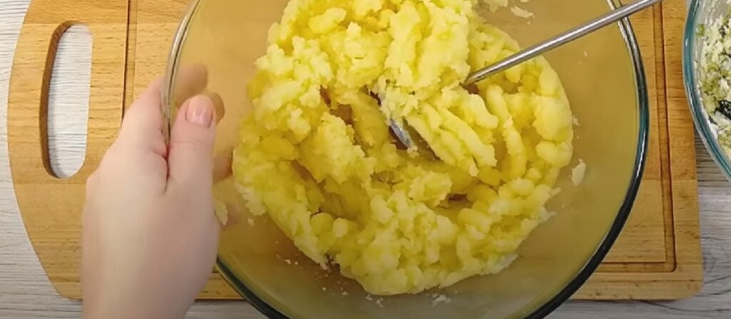 Dokonalá kombinace! Křupavé bramborové knedlíky plněné vejcem a sýrem 