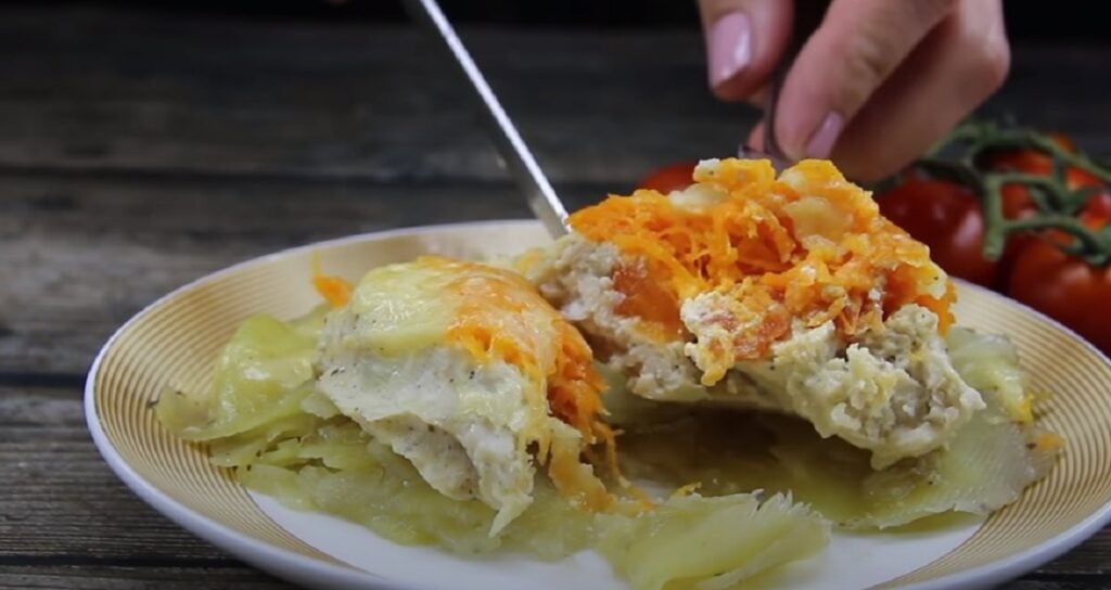 Překvapivá pochoutka k obědu! Vydatné masové kuličky s mrkvovo-sýrovou směsí a bramborami 