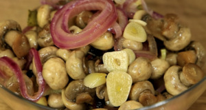 Nakládané žampiony s česnekem, cibulí, a aromatickým kořením – Lahodný domácí recept Nakládané žampiony s česnekem, cibulí, a aromatickým kořením - Lahodný domácí recept