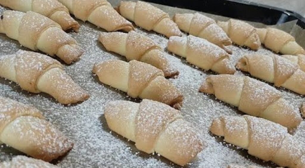 Máslové croissanty plněné ořechy a sušeným ovocem - recept zde! 