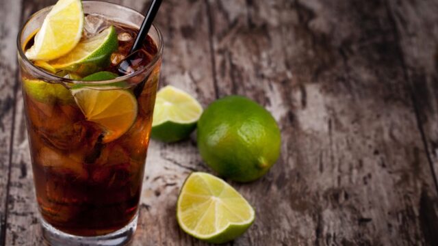 Cuba libre! Letní alkoholický nápoj Cuba libre! Letní alkoholický nápoj