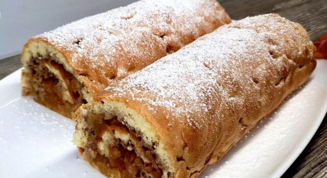Jablečná roláda se skořicí a vlašskými ořechy: Jen smíchat ingredience, nalít na pánev a máte hotovo! Jablečná roláda se skořicí a vlašskými ořechy: Jen smíchat ingredience, nalít na pánev a máte hotovo!